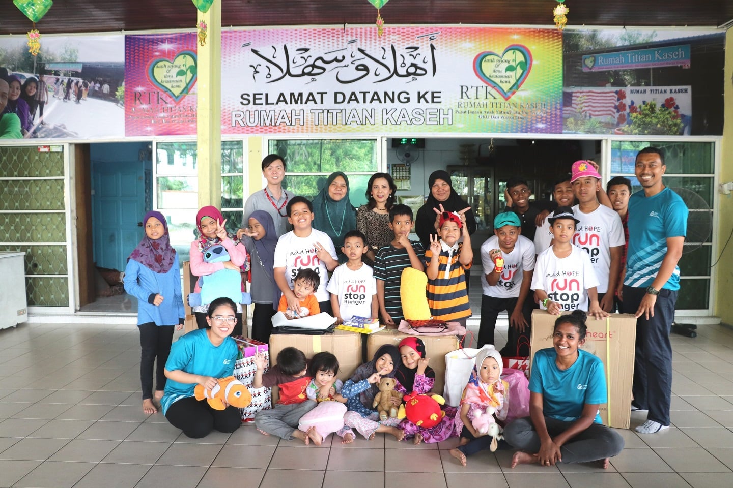 The G3 Volunteers Programme initiated a home visitation to Rumah Titian Kaseh to distribute contributed items by Maxims Hotel and employees in Wisma Genting