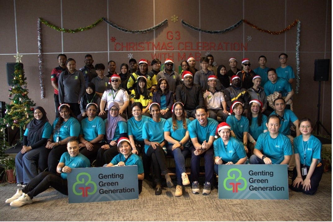Dota' Sri Kay Atisha, Vice President of Corporate Relations & Communications (seated, centre), and Mr. Errol De Castro, General Manager of Resorts World Awana (seated, right of centre) with participants from Malaysia Association for the Blind (MAB)