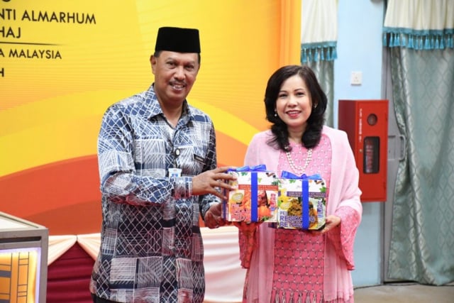 YBhg. Dato’ Sri Kay Atisha Parasuraman, Vice President of Corporate Communications and Public Relations GENM receiving the pastes from the Prisons Director-General, YBhg. Datuk Nordin Muhamad.