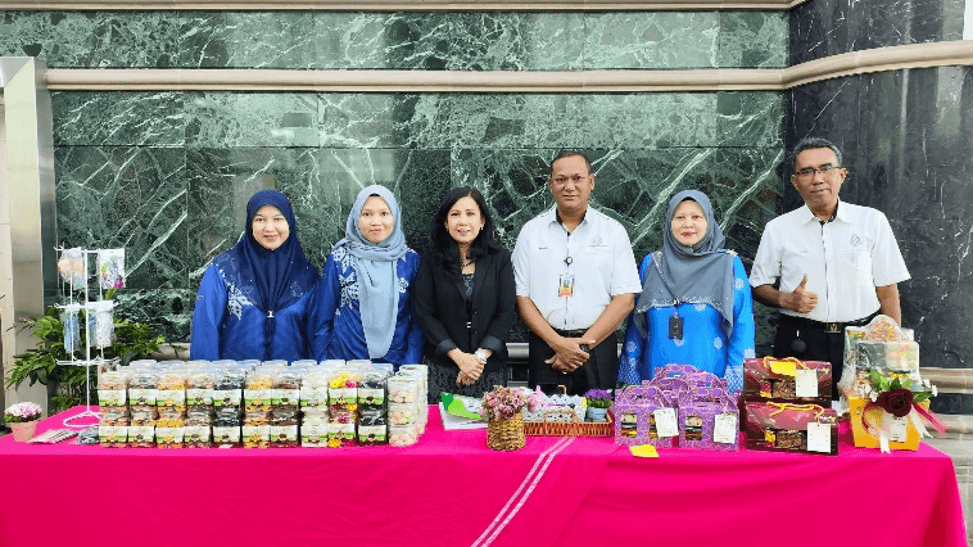 YBhg. Dato' Sri Kay Atisha Parasuraman, Vice President of Corporate Communications and Public Relations (third from left), Mohd Sharin bin Haji Sabtu, Senior Assistant Commissioner of Prisons of the Malaysian Prison Department (third from right), and Mohd Daud bin Idris, Prison Superintendent of the Malaysian Prison Department (far right) with the prison officers of Kajang Women’s Prison
