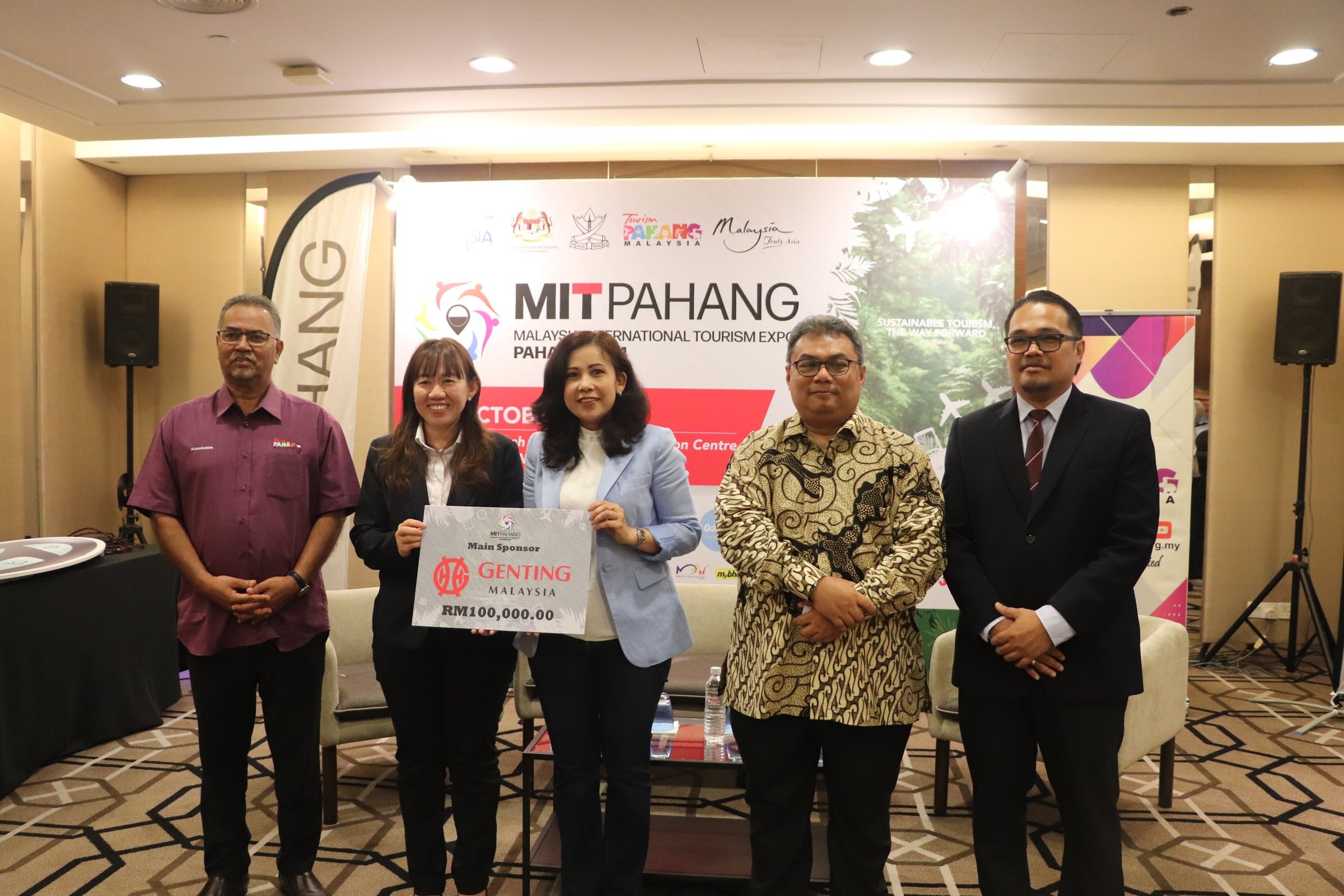 (Centre) Dato' Sri Kay Atisha presented the mock cheque to YB Leong Yu Man (second from left), witnessed by Mr. Sigit Suryantoro Widiyanto, Consul General of the Republic of Indonesia (second from right), Mr. Kamaruddin Ibrahim, General Manager of Tourism Pahang (left), and Mr. Mohd Azizul Arif, Eastern Region Director of Tourism Malaysia (right).