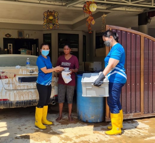 Helping the Flood Victims in Karak, Bentong image 2
