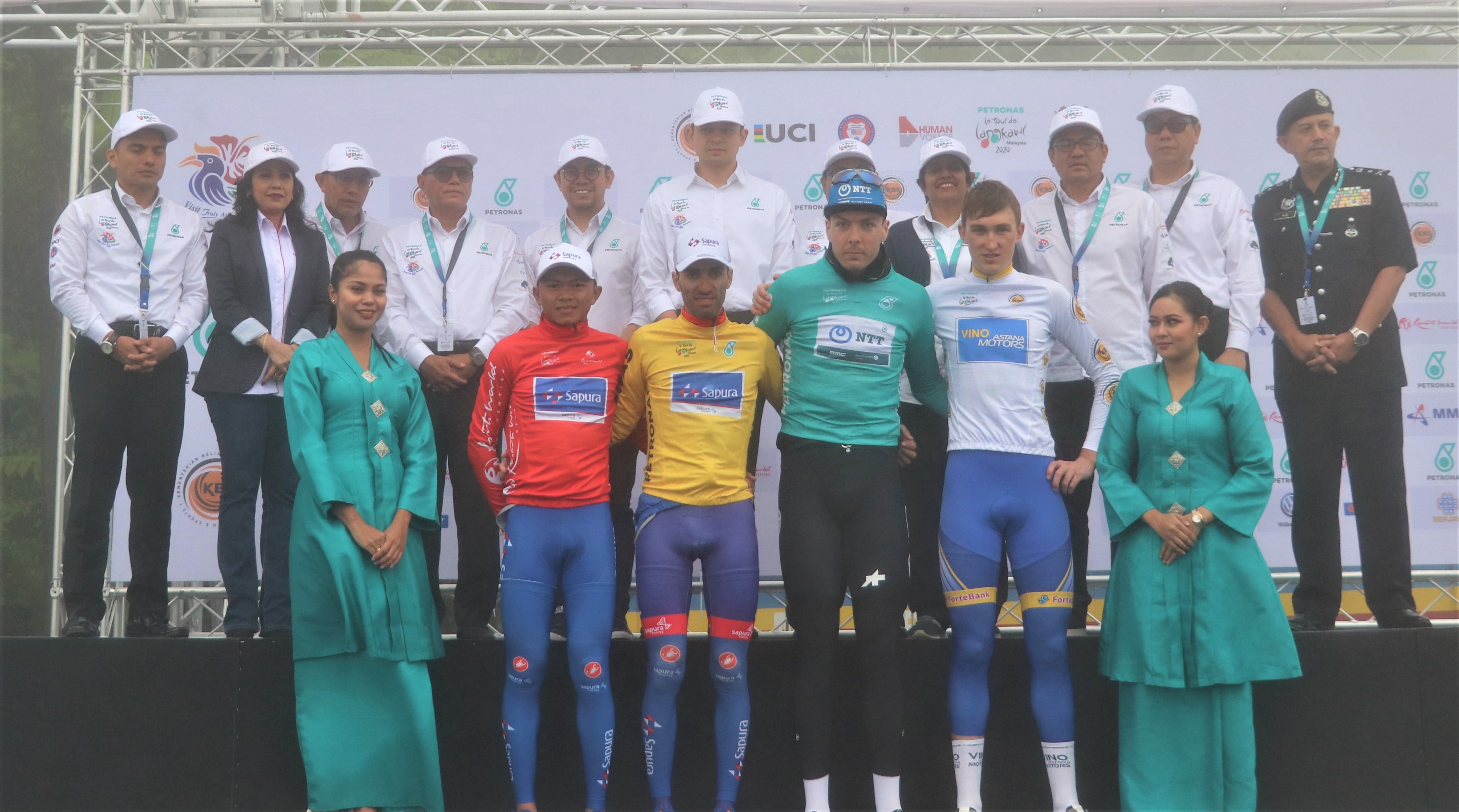The Stage 4 jersey winners of Le Tour de Langkawi with K.D.Y.M.M Tengku Hassanal Ibrahim Alam Shah Al-Sultan Abdullah, sponsors and VIPs.