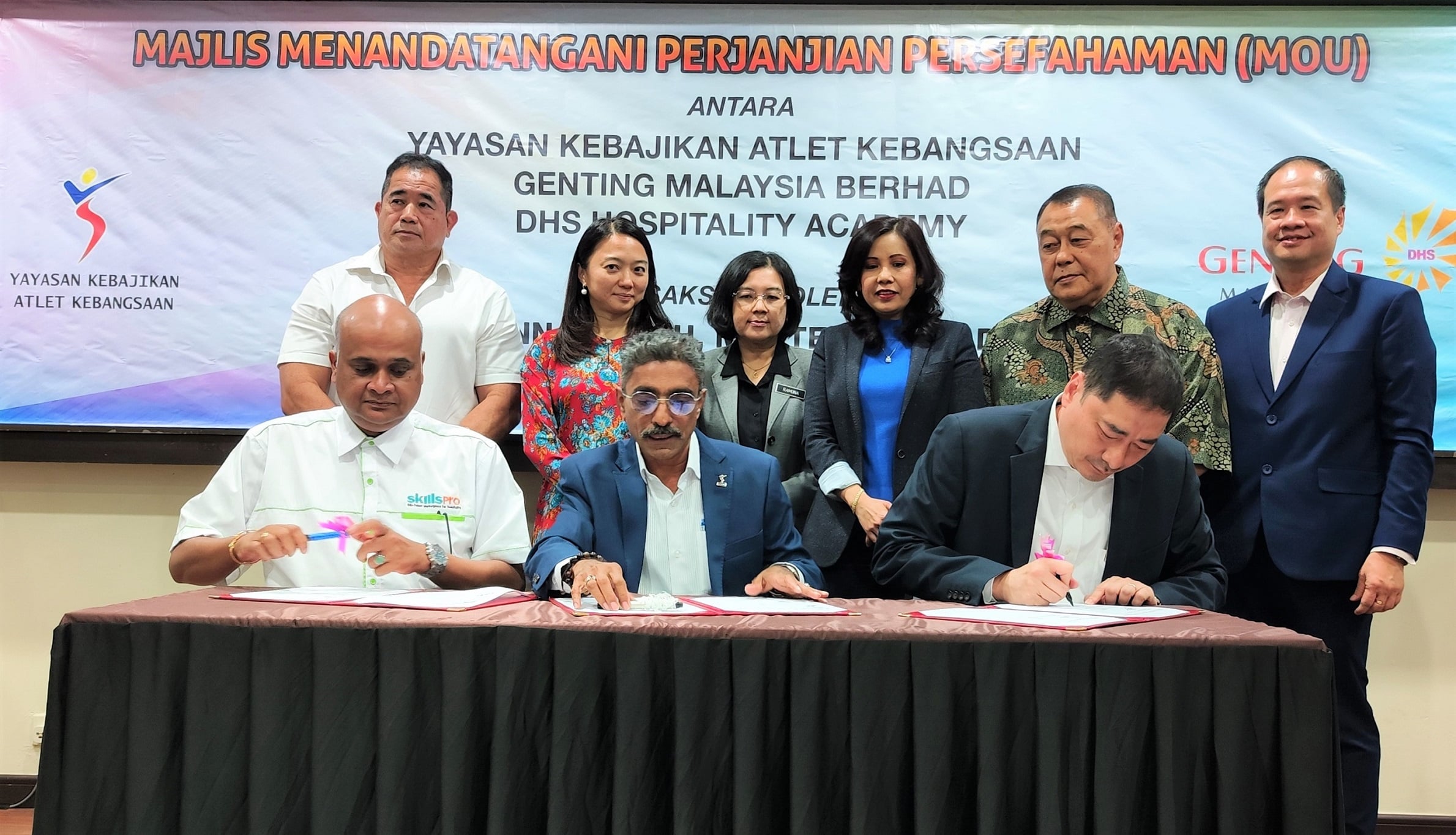 The MoU is signed by Dato’ Noorul Ariffin Abdul Majeed – Chairman of YAKEB, Mr Lee Thiam Kit – Chief Operating Officer of GENM and Dr S. Sri Kumar –  Founder Group Director of DHS Hospitality Academy, witnessed by YB Hannah Yeoh – Minister of Youth and Sports.
