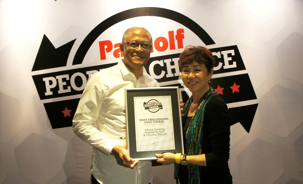 En Ishak Yunus, GM of Awana Genting Highlands Golf & Country Resort receiving the awards on behalf of the management from Ms Suzannah Gun Palmer, ParGolf publisher. The awards winners were selected based on public online voting from 15th January to 10th March.