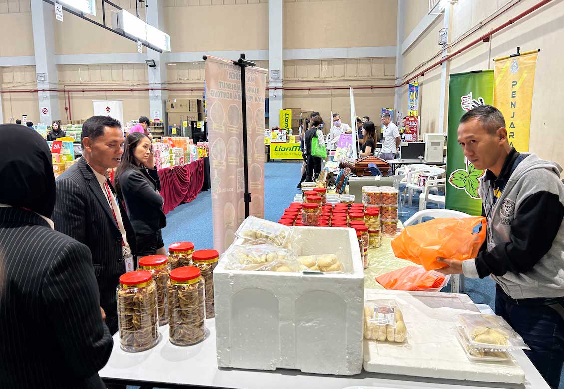 Bentong Prison’s Vocational and Industry Unit members selling frozen kuih to employees at the sales bazaar.